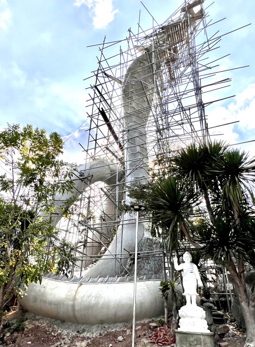 #タイ北部寺巡り
ピッサヌロークの山奥のお寺ワット・フワイヒンフォンでは大仏も建造中です。大仏自体は完成していて、その周囲の制作に入っている模様。巨大なナーガがまたカッチョよさそうですな! 