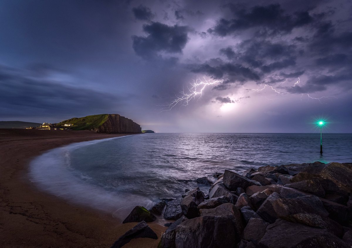 WestBayPhoto's tweet photo. Another shot from the epic light show on Sunday Night! 🌩📸
 
@DorsetSnow @BestofDorset
@DorsetLive_ @BBCDorset @DorsetMag @jurassic_coast @lovefordorset @VisitWestDorset @dorset #westbaydorset
#westbay 
#Broadchurch
#bridport
#dorset https://t.co/q2y3wyDFzc