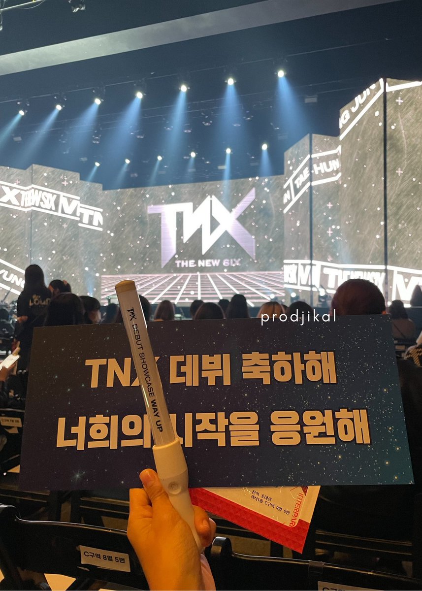 prodjikal's tweet photo. WE'RE IN!!!! ㅠㅠ

#TNX_비켜_OUT_NOW #TheNewSix #티엔엑스 #TNX #WAYUP #비켜 https://t.co/WtOfVgU8BY
