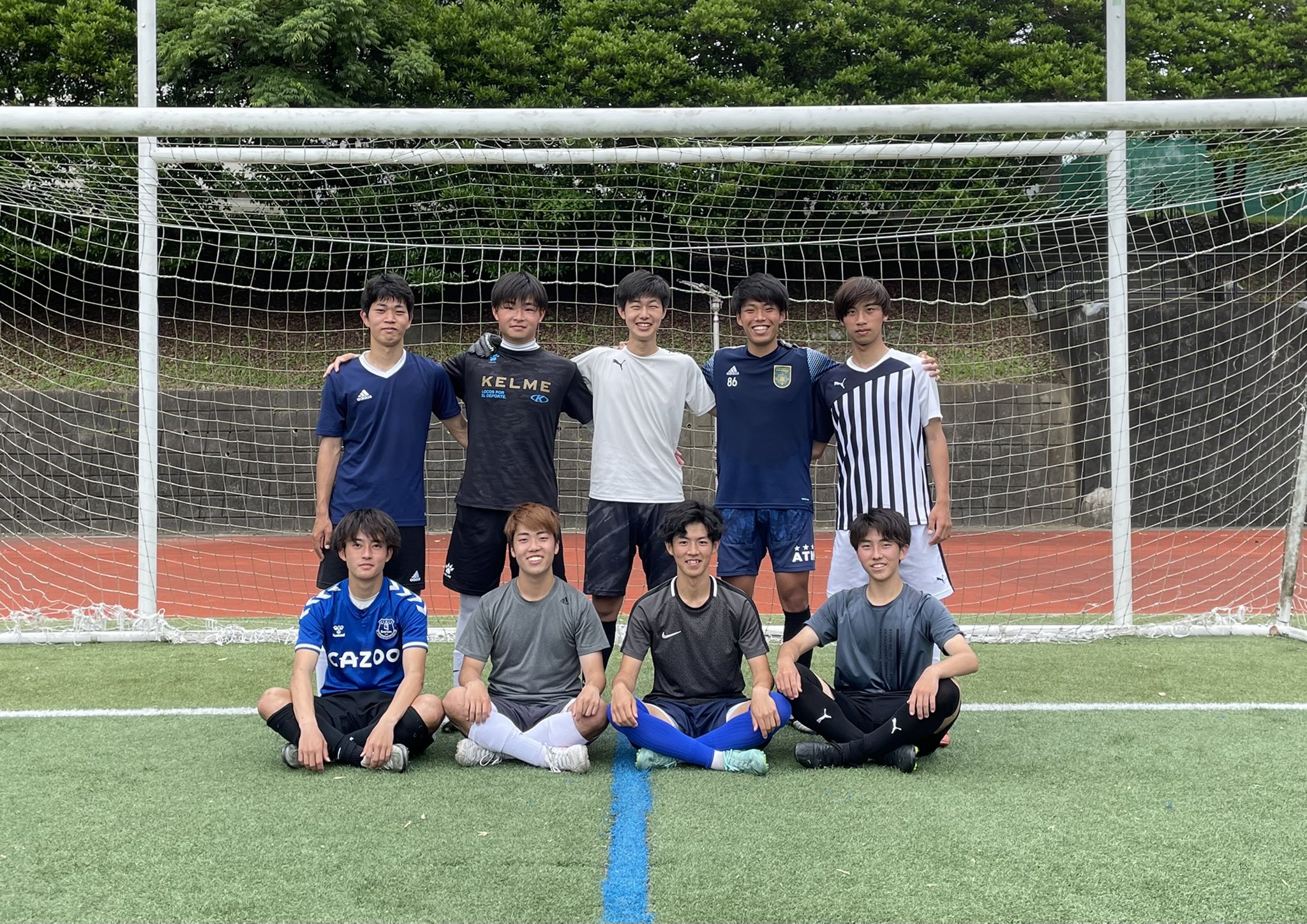 静岡大学体育会サッカー部 新入部員紹介 前列左から 真地 航大 興南高校 中井 幸樹 国分寺高校 井村 礼亜 宇治山田商業高校 鈴木 洋太 浜松市立高校 後列左から 永井 廉 知立東高校 木元 朝陽 吉城高校 須本 悠哉 広島城北高校 神田