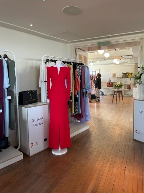 OFECOMELondres's tweet photo. 👋 ¡Ya está aquí SpainFashion Lab!

En este showroom 8⃣ empresas 🇪🇸 presentan sus colecciones en Londres para captar agentes o representantes.

👡 #MIM
👝 @HemperHandmade
👙 @_Dolores_Cortes
👕 #SIYU
👜 #Canussa
👚 @Cyrana_oficial
🧥 @MissingJohny
👗 @SusanaLirola

¡Mucha suerte! https://t.co/SQmK3tYEpc