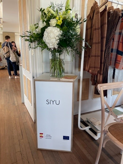 OFECOMELondres's tweet photo. 👋 ¡Ya está aquí SpainFashion Lab!

En este showroom 8⃣ empresas 🇪🇸 presentan sus colecciones en Londres para captar agentes o representantes.

👡 #MIM
👝 @HemperHandmade
👙 @_Dolores_Cortes
👕 #SIYU
👜 #Canussa
👚 @Cyrana_oficial
🧥 @MissingJohny
👗 @SusanaLirola

¡Mucha suerte! https://t.co/SQmK3tYEpc