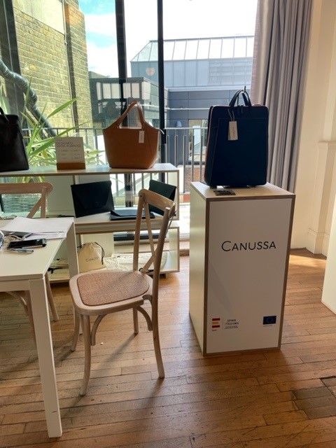 OFECOMELondres's tweet photo. 👋 ¡Ya está aquí SpainFashion Lab!

En este showroom 8⃣ empresas 🇪🇸 presentan sus colecciones en Londres para captar agentes o representantes.

👡 #MIM
👝 @HemperHandmade
👙 @_Dolores_Cortes
👕 #SIYU
👜 #Canussa
👚 @Cyrana_oficial
🧥 @MissingJohny
👗 @SusanaLirola

¡Mucha suerte! https://t.co/SQmK3tYEpc
