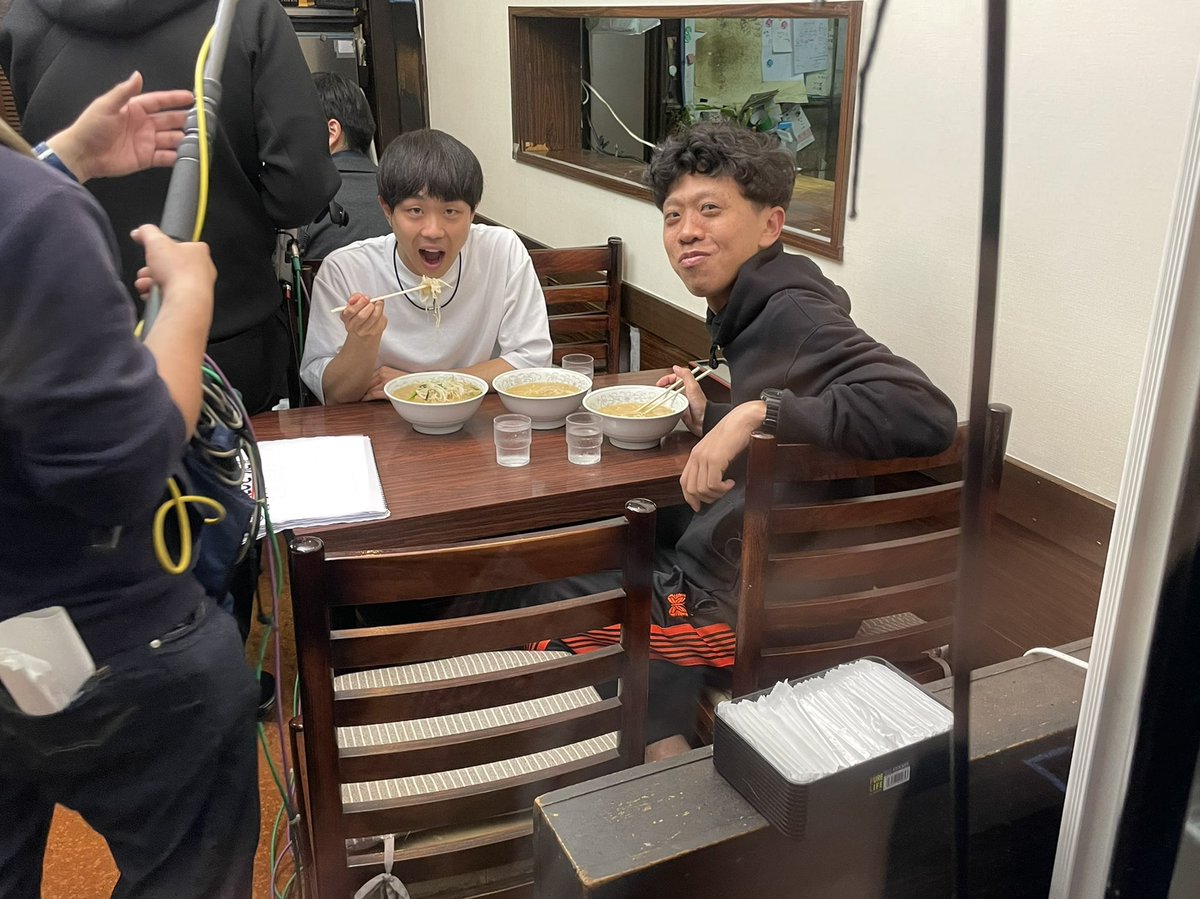nasunaka_mg's tweet photo. 今日はなすなかと
梅小鉢高田さんでのお仕事でした！

中西さん高田さんのお子さんもきており、
パパママのお仕事を見守っていました💗

店内にいるお客さん役の若手芸人たちは
お腹が空いていたのか、、
ラーメンガチ食いでした🥹🍥🍜（笑） https://t.co/EtsQWoxPb6