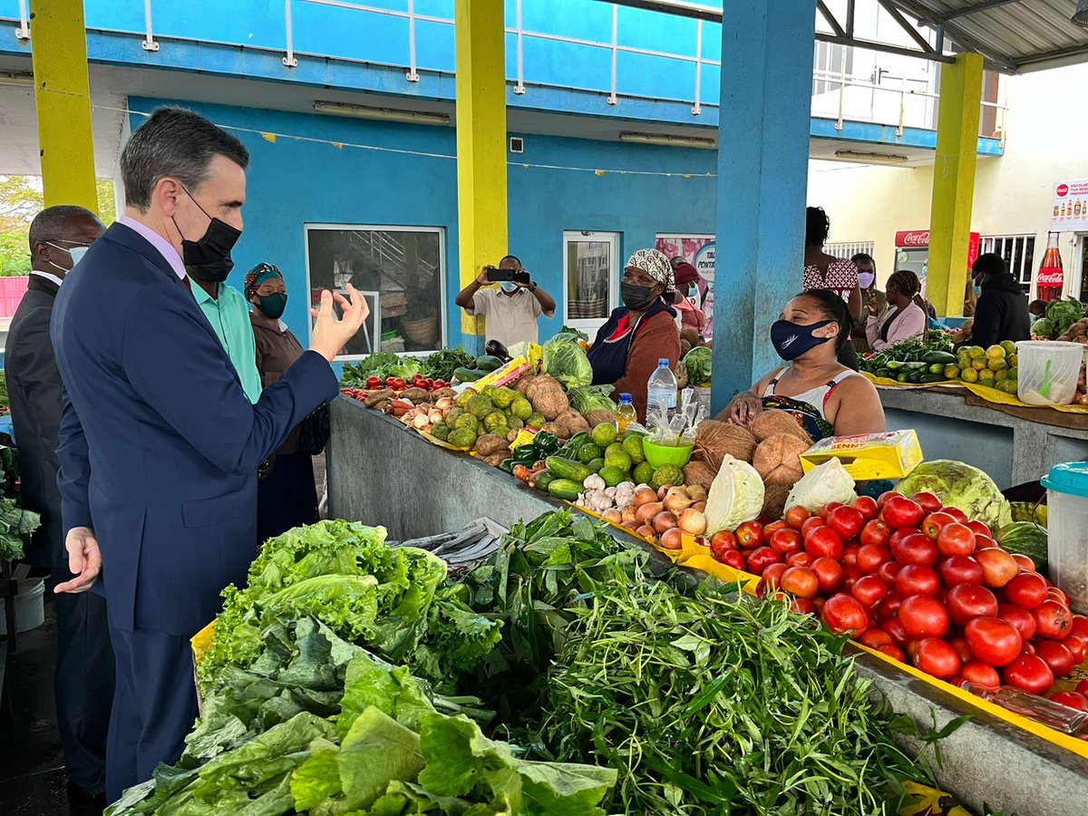 SBeneditoGaspar's tweet photo. Happy to be back in Sofala to witness progress of EU🇪🇺-funded projects on reconstruction-here the lively PontaGea Market;the Beira water sanitation system;on CSO engagement;and visited rehabilitated govt buildings and some partners' undertakings incl #PESCAMAR's new fishing boat. https://t.co/oaIGXXFFn7
