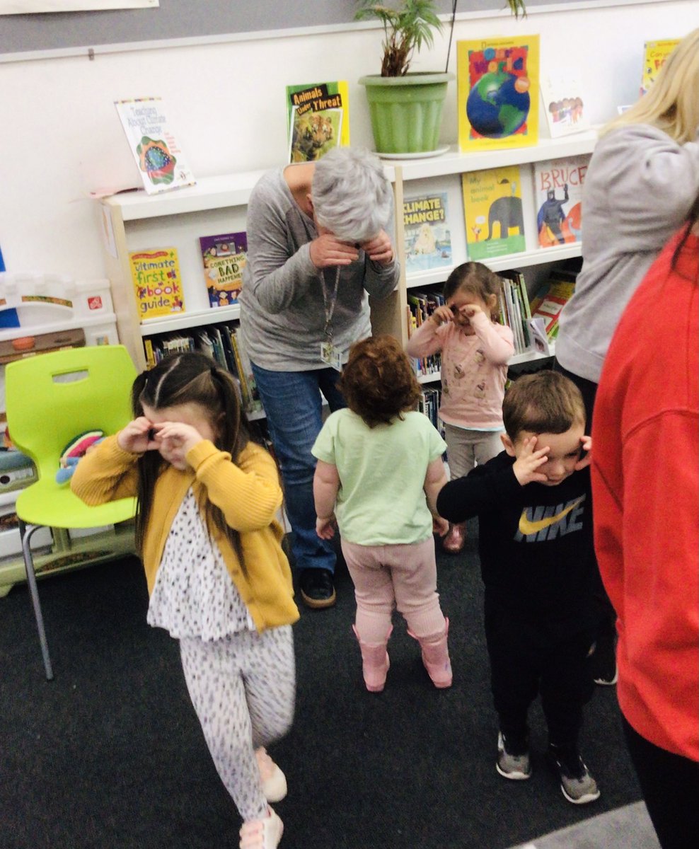 InverclydeLibs's tweet photo. Little Explorers from @BluebirdFCentre went on a π journey to South West Library to join #Bookbug for stories, songs, rhymes and a mini π» hunt! ππΆ
#BookbugWeek #BookbugWeekInInverclyde #BookbugsLittleExplorers https://t.co/dM8cxTmWWH
