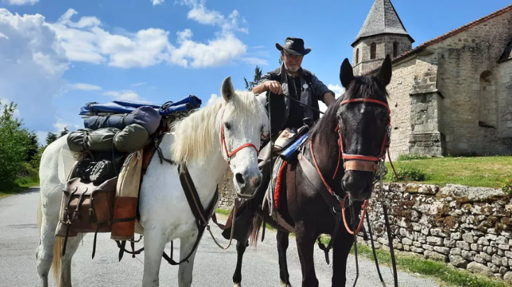 FFEquitation's tweet photo. #EQUIRANDO 🌾 - Avec sa tente ⛺​, Jobello et Pacco, François Léveillé, ce cowboy des temps modernes, parcourt la France à cheval pour préparer l'Equirando. 🤠​🐴
🌐 Son récit : https://t.co/gV1GpQDqmy.
📸​ Radio France/Marie-Jeanne Delepaul https://t.co/lJoggDZKcU