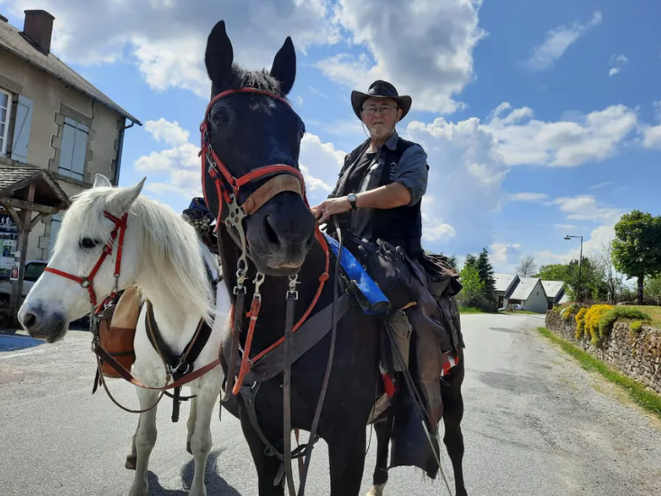 FFEquitation's tweet photo. #EQUIRANDO 🌾 - Avec sa tente ⛺​, Jobello et Pacco, François Léveillé, ce cowboy des temps modernes, parcourt la France à cheval pour préparer l'Equirando. 🤠​🐴
🌐 Son récit : https://t.co/gV1GpQDqmy.
📸​ Radio France/Marie-Jeanne Delepaul https://t.co/lJoggDZKcU