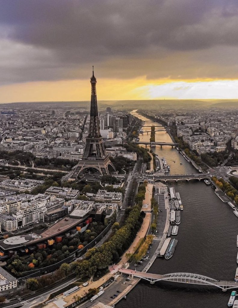 viewsoff's tweet photo. Paris, France https://t.co/UEFYE46P3b