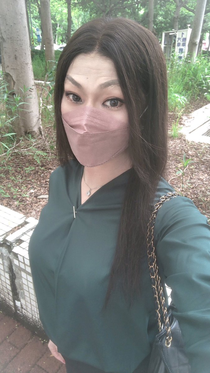 戴口罩、沒戴口罩，你喜歡哪一個？ #女裝子 #男の娘 #crossdress #shemale #Sissy #仂娘 #母狗 #人妖 #美腿 #偽娘 #女裝娘 #男扮女 #CDTS #女裝大佬 #Ladyboy #絲襪 #美腿 #丝袜 #高跟鞋