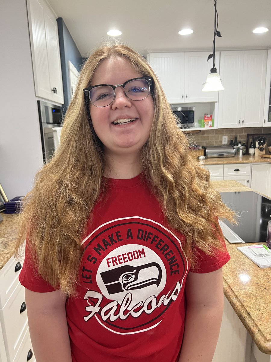 EmmaHurt1976's tweet photo. Isabella’s last Tuesday in 7th Grade is ‘Wear your Elementary School Gear’ day. This Former #FreedomFalcon is wearing her shirt with #Freedom_Pride. #RidgeChampion #WEareLakota @Freedom_Lakota @LakotaRidgeJR https://t.co/xWAEmdVDUP