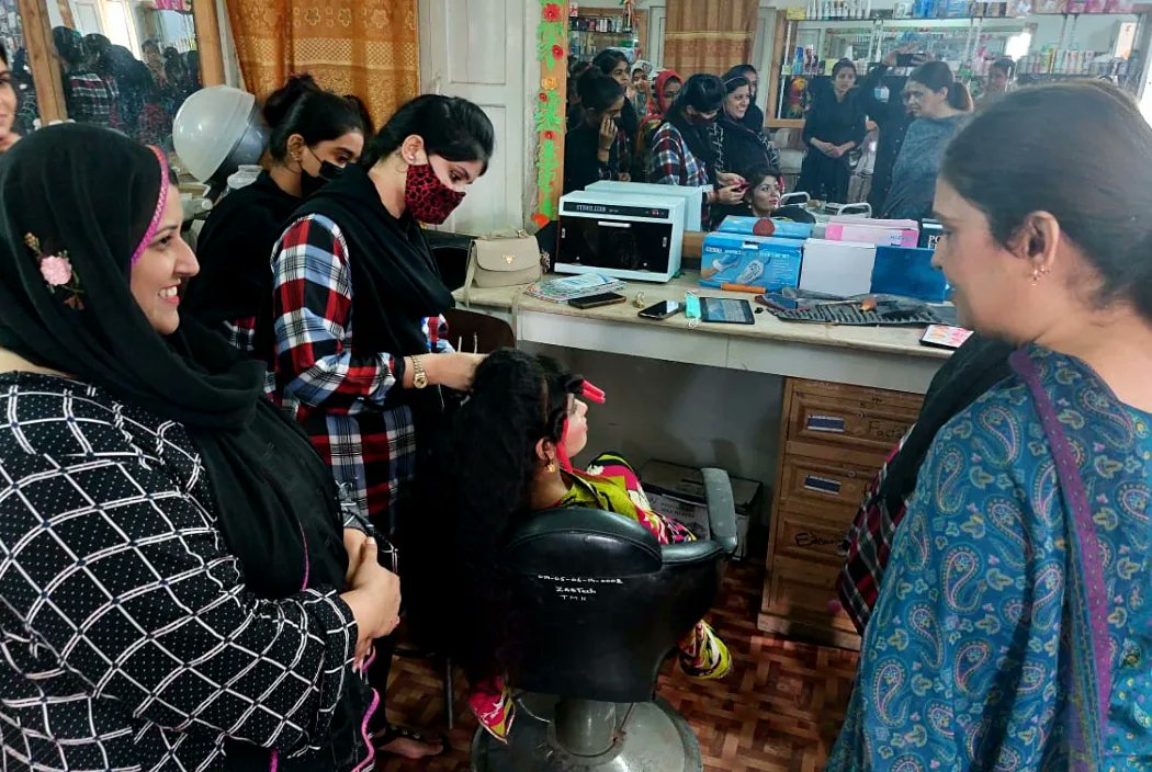 SzabistZabtech's tweet photo. Ms. Beenish Qazi (DMC) from BBSHRRDB paid her monitoring visit to ZABTech TMK Chapter. She was pleased to see the enthusiasm amongst the trainees.
.
.
.
.
.
#SZABISTZABTechiTVE #ZABTechTMK #skills #TVET #BBSHRRDB #Visit https://t.co/goQ3cCVptA