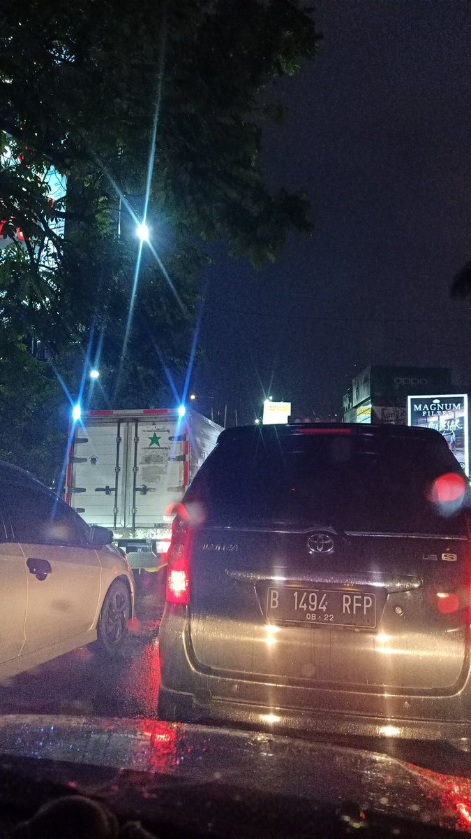 mozsky's tweet photo. @AtcsBandung kang/teh, agak bijak donk klo ngatur lampunya... Ini sore kondisi jalan lagi macet parah,  lampu merah Pasteur  yg dr Sukaraja nya cuma dikasih 10 detik an... Mana klo nunggu nya lama bgt.. https://t.co/9uy6Rs9ktA