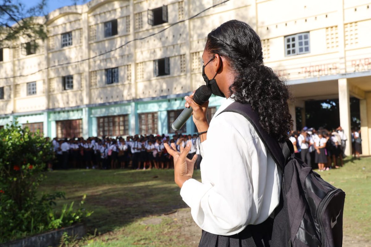 UNFPAMadagascar's tweet photo. Thks to a training on #GenderBasedViolence, during a #GirlsCamp in March, students of 'Lycée Jacques Rabemananjara' in Toamasina🇲🇬 are raising awareness among peers to prevent all forms of violence.
🤝A Partnership btw #ParcIvoloina & the school w/ support from #MinPop & @UNFPA https://t.co/23jYJ8vbAT