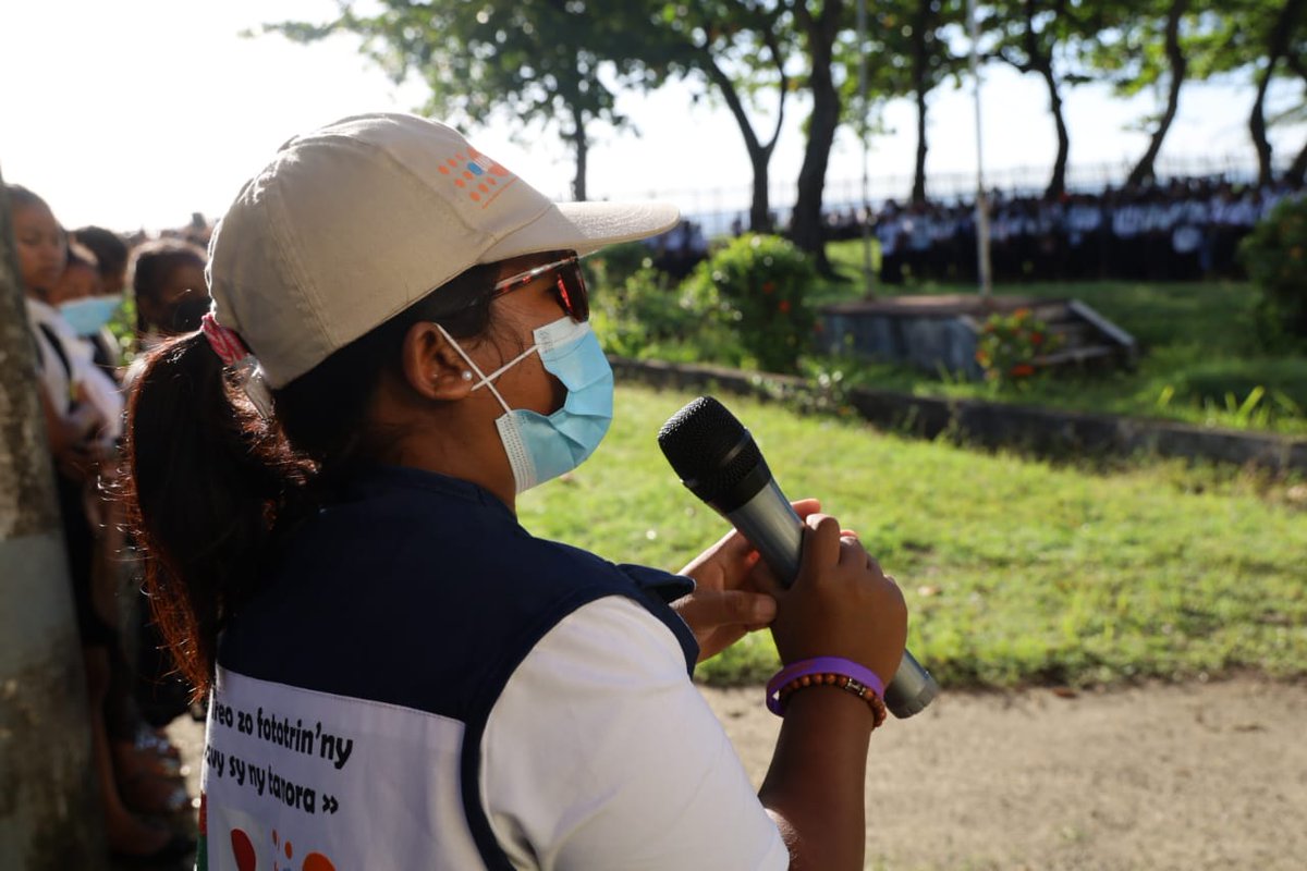 UNFPAMadagascar's tweet photo. Thks to a training on #GenderBasedViolence, during a #GirlsCamp in March, students of 'Lycée Jacques Rabemananjara' in Toamasina🇲🇬 are raising awareness among peers to prevent all forms of violence.
🤝A Partnership btw #ParcIvoloina & the school w/ support from #MinPop & @UNFPA https://t.co/23jYJ8vbAT