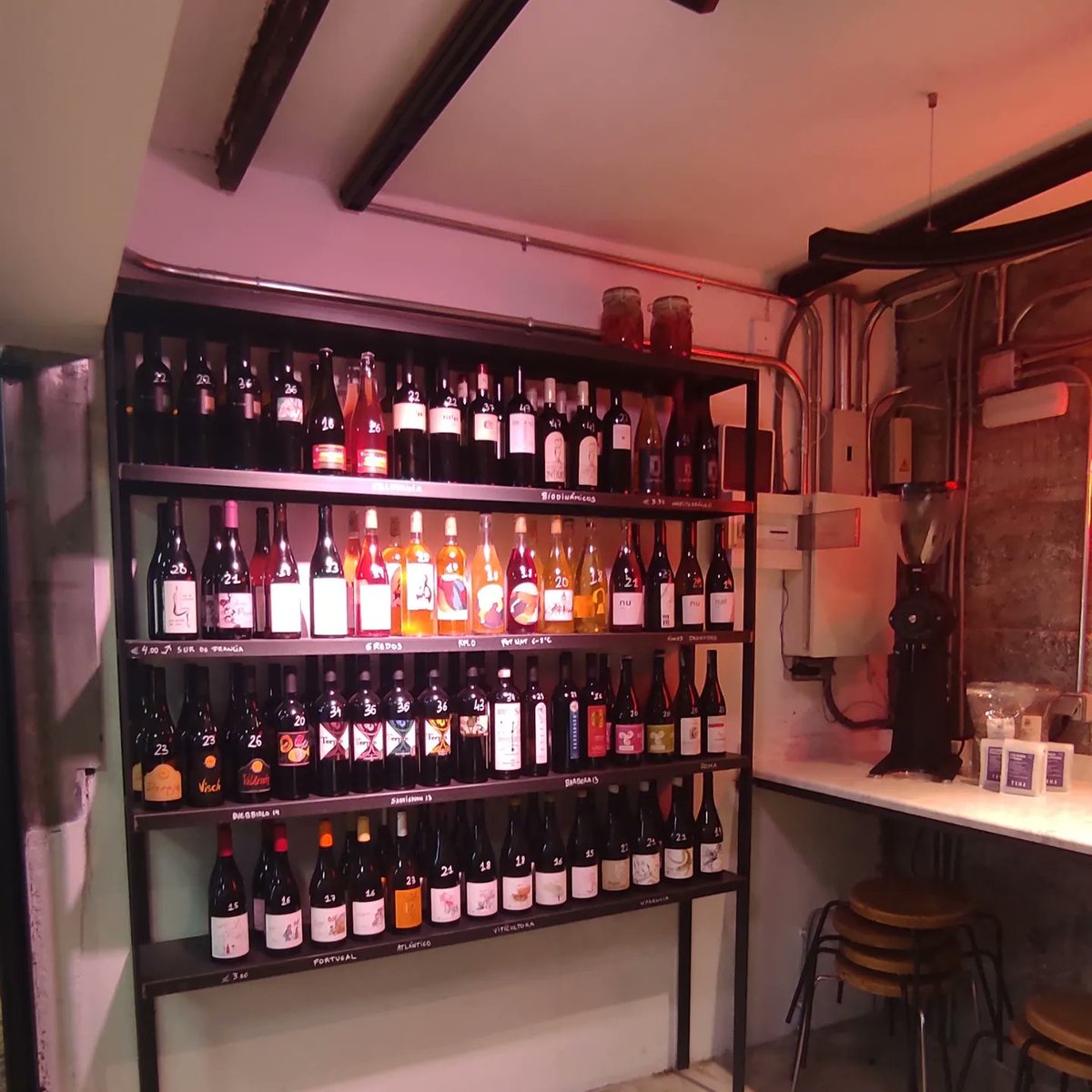 Estrenamos café en Mostenses. Bienvenidos #Nommad ...café de especialidad recién molido, vinos naturales y desayunos tipo brunch con cocinados a baja temperatura #somosmostenses