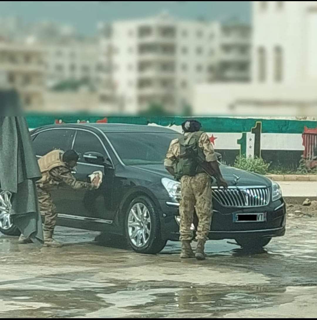 الصعاليك الذين لم يجدوا مكانا يذهبون إليه بعد الثورة....وجدوا أن خدمتهم لأمراء الحرب تزيد لهم من الأموال ....الصعاليك و المستفيدون هم من صنعوا أمراء الدم والحرب في #سوريا على حساب ثورة #الشعب_السوري