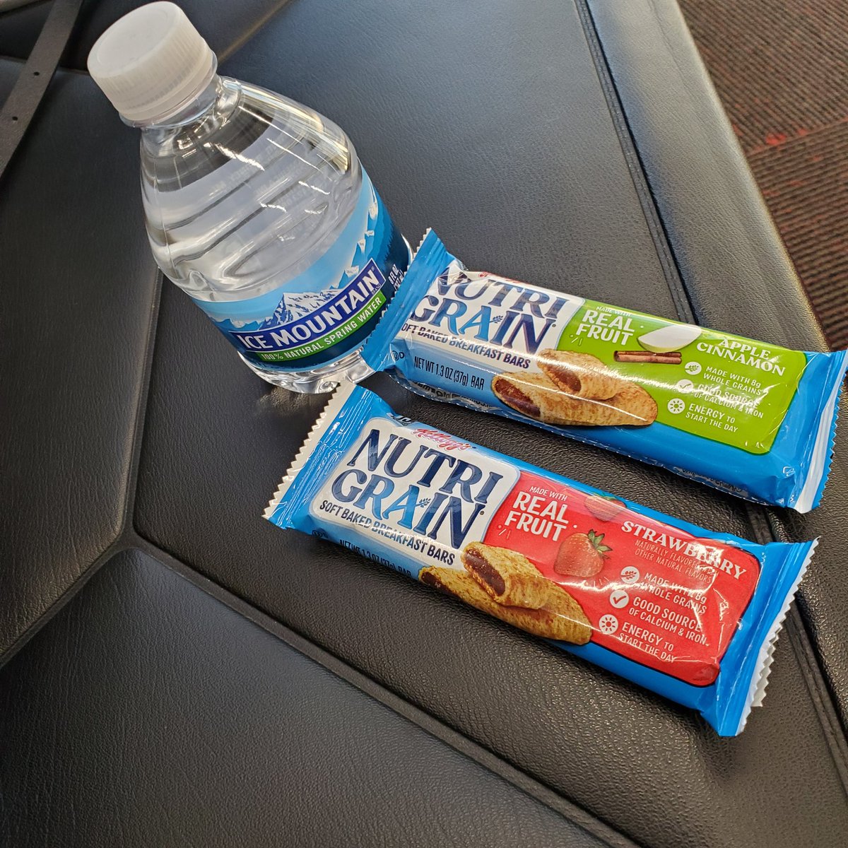 EarnedtheRight's tweet photo. Ok Indianapolis Airport, I like how you roll! I arrive and there's an employee giving out NutriGrain bars and water. How lovely! #NiceWelcome https://t.co/4yccMy6PFn