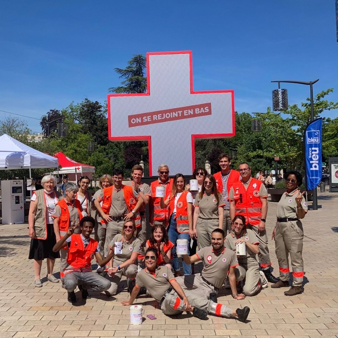 CroixRouge's tweet photo. Première journée de quête, avec Adriana Karembeu, Marc Levy, Philippe Da Costa, le Président de la Croix-Rouge française et Jean-Christophe Combe, Directeur général.

Au Nord, au Sud, à l’Est, à l’Ouest, dans les Outre-mer, la France entière est mobilisée pour les #JN2022 https://t.co/RlCGdgvUgV