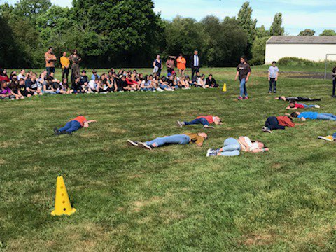 Suite du projet Danse à l’école avec la dernière séance en extérieur pour les 6èmes devant plusieurs classes. A venir : visite du CCN de Caen le 24/05 et restitution à Ste Suzanne le 03/06