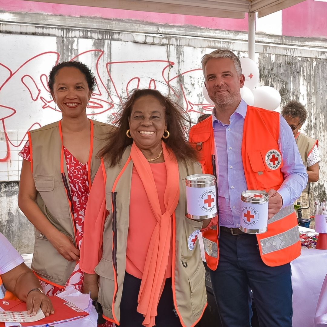 CroixRouge's tweet photo. Première journée de quête, avec Adriana Karembeu, Marc Levy, Philippe Da Costa, le Président de la Croix-Rouge française et Jean-Christophe Combe, Directeur général.

Au Nord, au Sud, à l’Est, à l’Ouest, dans les Outre-mer, la France entière est mobilisée pour les #JN2022 https://t.co/RlCGdgvUgV