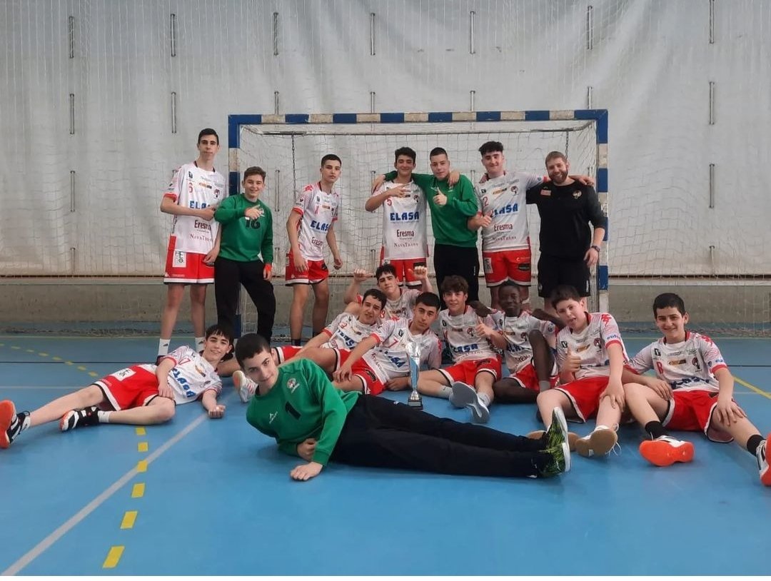 FCYLBM's tweet photo. CADETE MASCULINO COPA 🥈
💥💥💣🤯
Enorme trabajo del equipo de @BalonmanoNava dirigido por Javier Blázquez para alzarse con la Copa Plata.
¡GRANDES GUERREROS NAVEROS!
#Highlights #balonmano #handballkids #HANDBALL #cylesbalonmano https://t.co/TcYM4Ri1aM