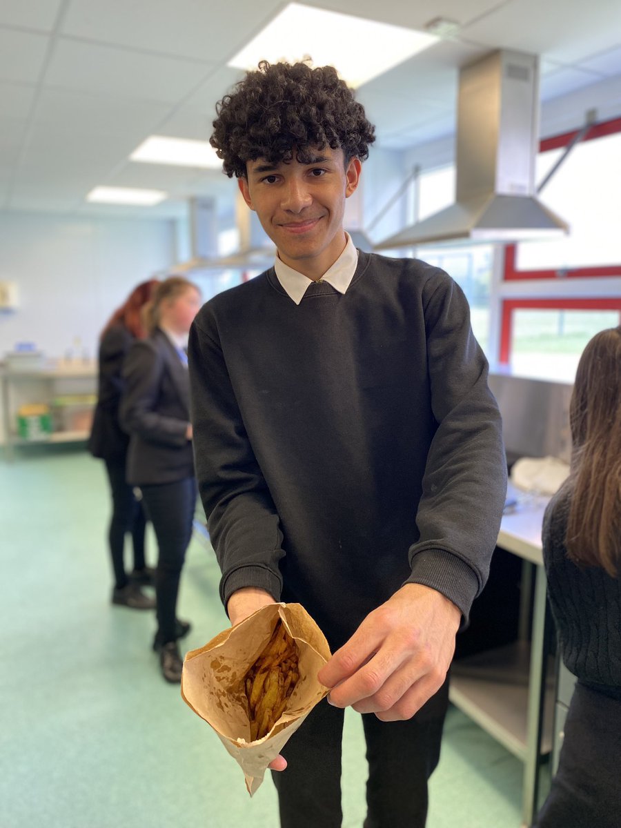 StewardsDesTech's tweet photo. All happening in @StewardsDesTech in #Food and #ResistantMaterials @StewardsAcademy. Such lovely products from our #awesome Year 10 #pupils @yourharlow @Stewards_Head https://t.co/7B2MOnJDJR