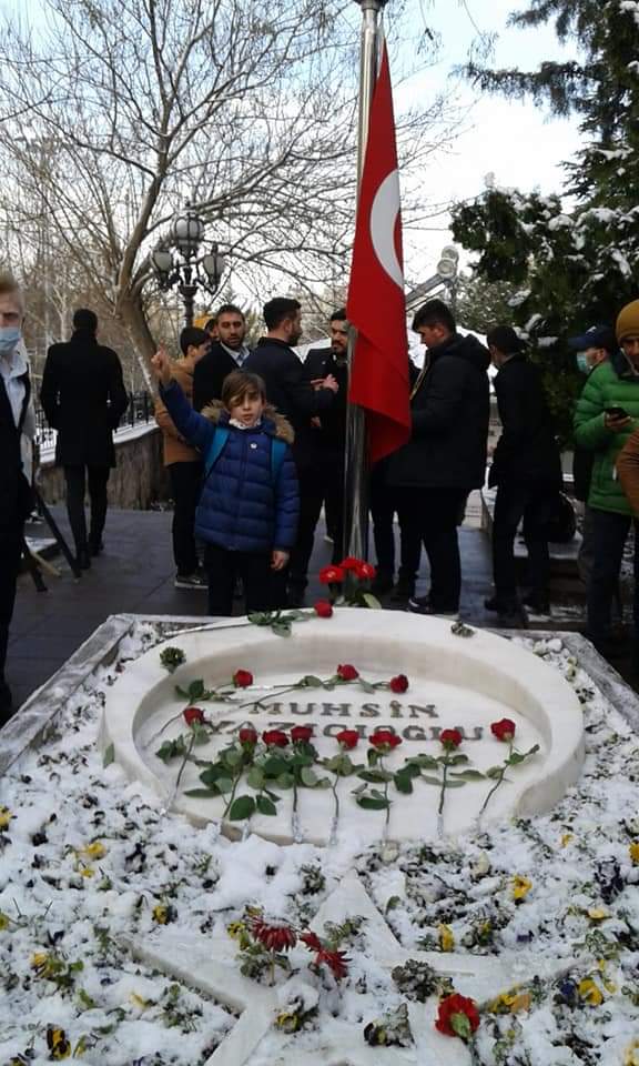 Bizi bu yasta Muhsin baskanım davasına dail eden basta ailem ve bakanlarım var olun
Mekanın cennet olsun olsun reisim
