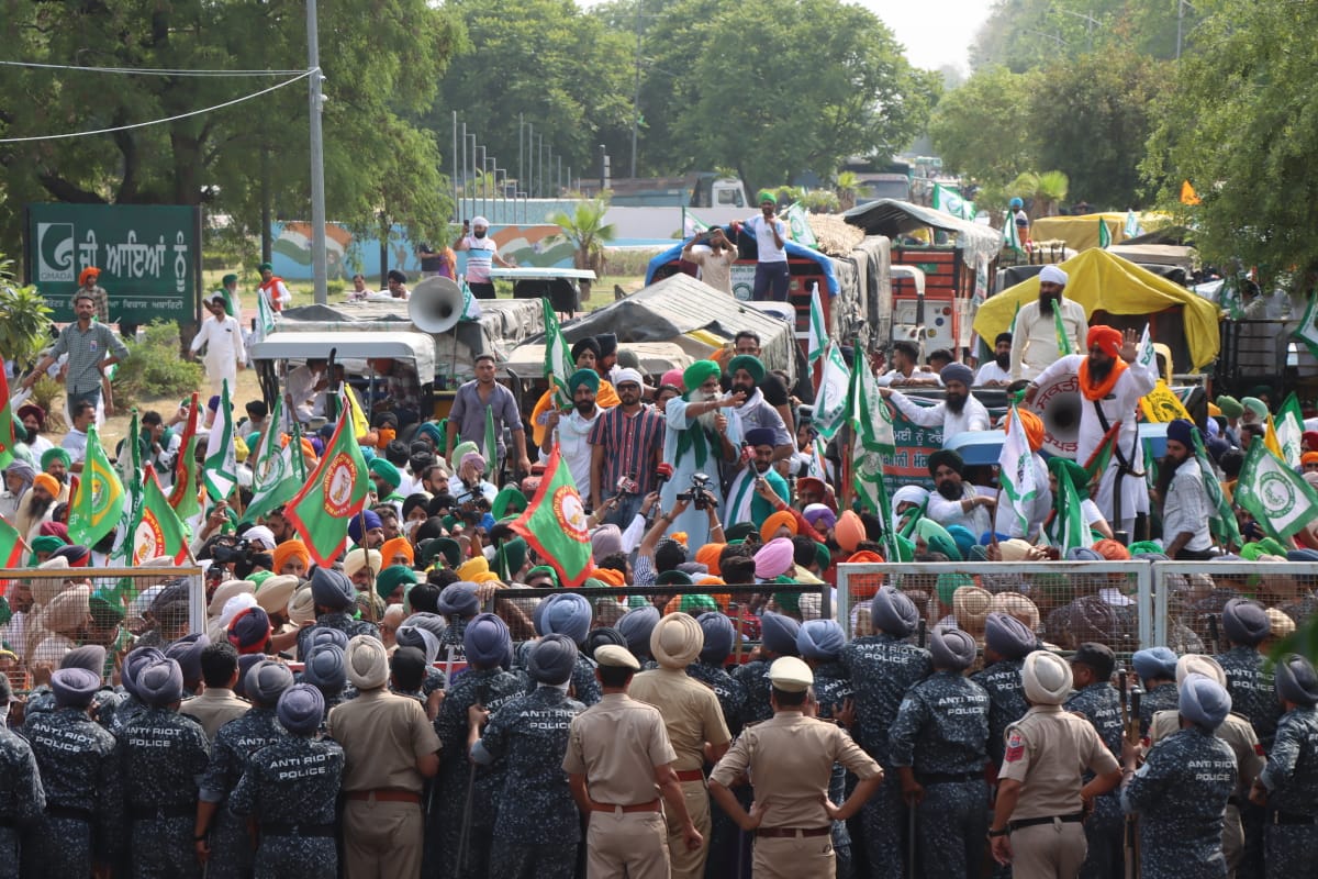 keshavht's tweet photo. Chandigarh, India May 17, 2022: Sanyukat Kisan Morcha during thier  protest at YPS Chowk near  Chandigarh Boarder on Tuesday, May 17, 2022. by Keshav Singh/ Hindustan Times https://t.co/lNb15cSL5F