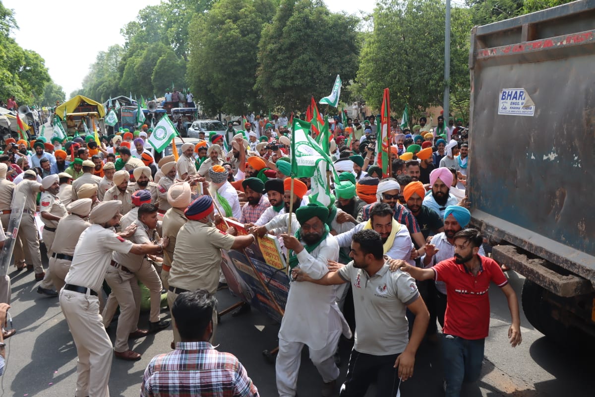keshavht's tweet photo. Chandigarh, India May 17, 2022: Sanyukat Kisan Morcha during thier  protest at YPS Chowk near  Chandigarh Boarder on Tuesday, May 17, 2022. by Keshav Singh/ Hindustan Times https://t.co/lNb15cSL5F