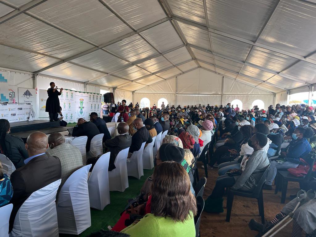 GCISMpumalanga's tweet photo. Department of Human Settlement @Emalahleni Municipality handing over titles deeds as part of #MPPresidentialImbizo #PresidentialImbizo #PostSona https://t.co/rgA6gW0ks6