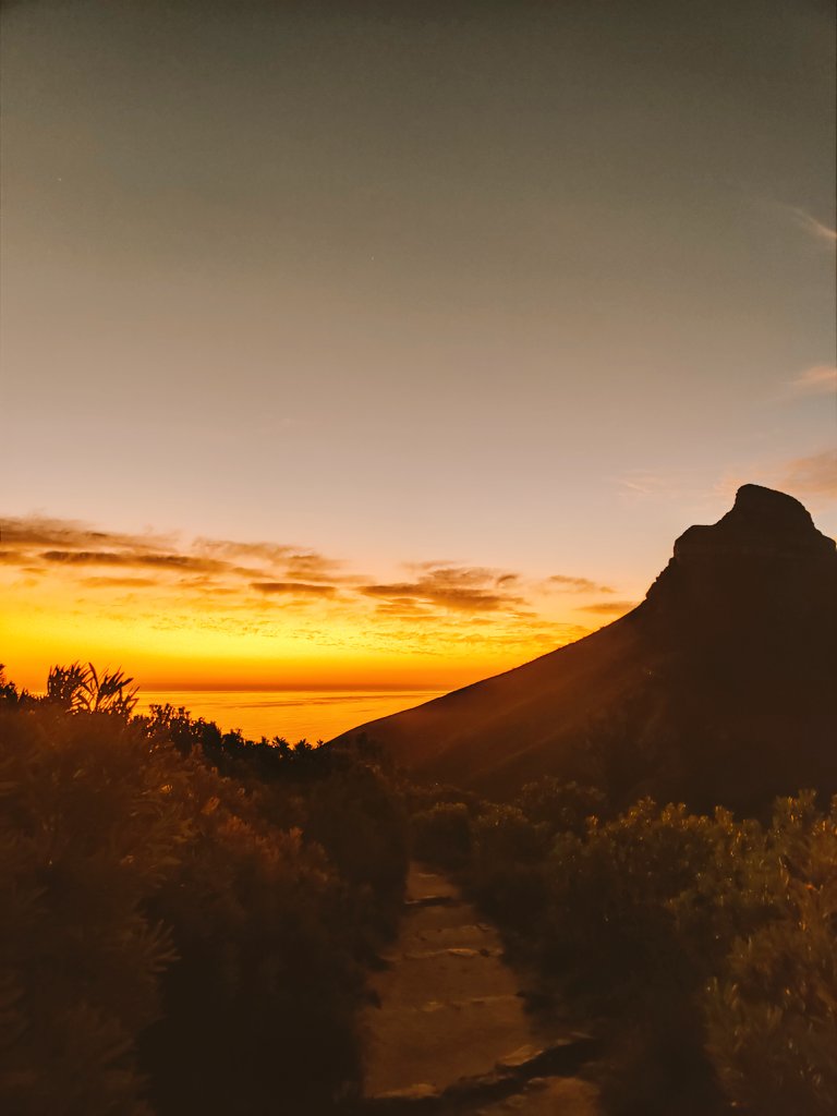 GitzBlitz's tweet photo. When the late autumn sunsets are showing off #kloofcorner #capesunset https://t.co/9vmvJIzYtJ