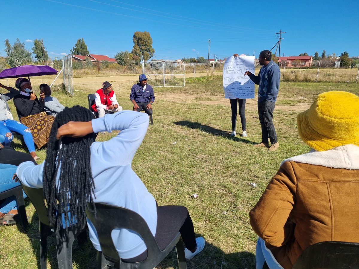 rivonia_circle's tweet photo. [DEMOCRACY BUILDER E.CAPE]

Sterkspruit discussing different political and justice systems in South Africa 2.0. A two-party system is preferred. 

 Educational systems need to include sport and arts and skills centres that help people connect with opportunities. 

#ActionCircles https://t.co/BgVGRD3crH