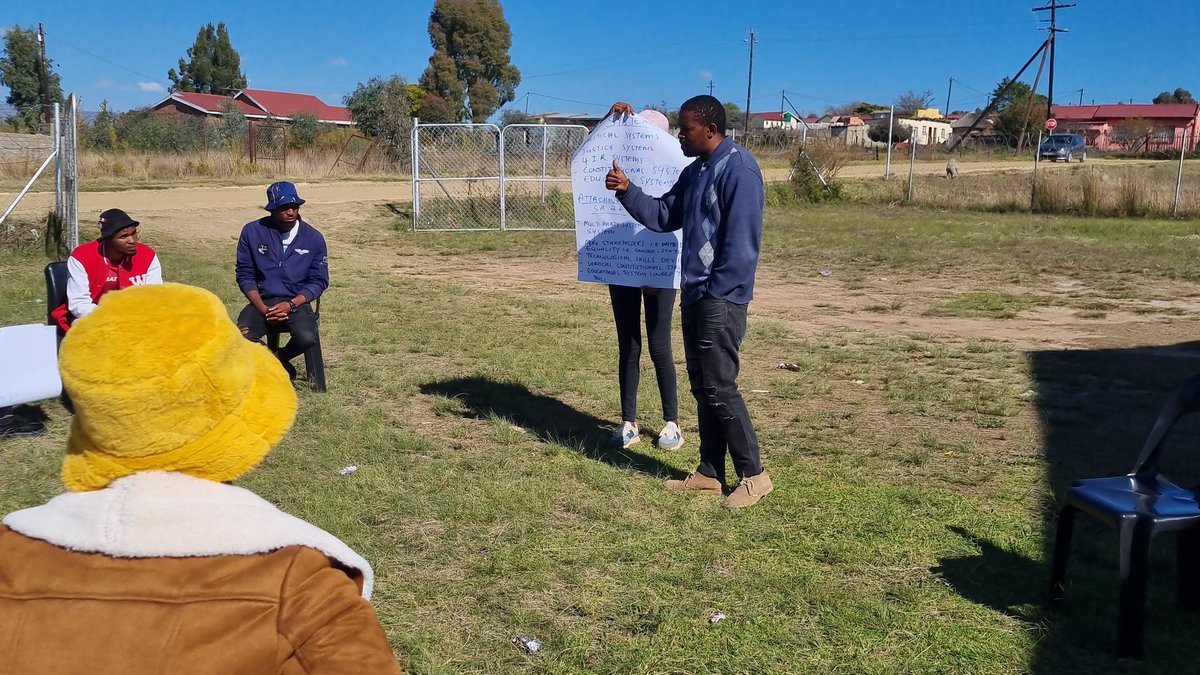 rivonia_circle's tweet photo. [DEMOCRACY BUILDER E.CAPE]

Sterkspruit discussing different political and justice systems in South Africa 2.0. A two-party system is preferred. 

 Educational systems need to include sport and arts and skills centres that help people connect with opportunities. 

#ActionCircles https://t.co/BgVGRD3crH