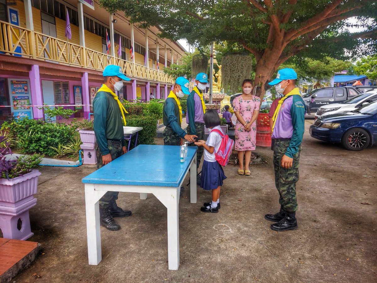 Howitzerbatt102's tweet photo. #จิตอาสารับน้องวันเปิดเทอม 
พ.ท.จักร  วาทกิจ ผบ.ป.2 พัน.102 รอ. ได้จัดกำลังพลจิตอาสาฯ  อำนวยความสะดวกด้านการจราจรให้กับครู และนักเรียนในวันเปิดภาคเรียนตามโครงการจิตอาสา ”เราทำความดี ด้วยหัวใจ”ให้กับโรงเรียนต้นแบบในพระราชูปถัมภ์ ณ รร.บ้านหนองกันเกรา ต.ศรีกะอาง อ.บ้านนา จ.นครนายก https://t.co/PJoeSMS2GC