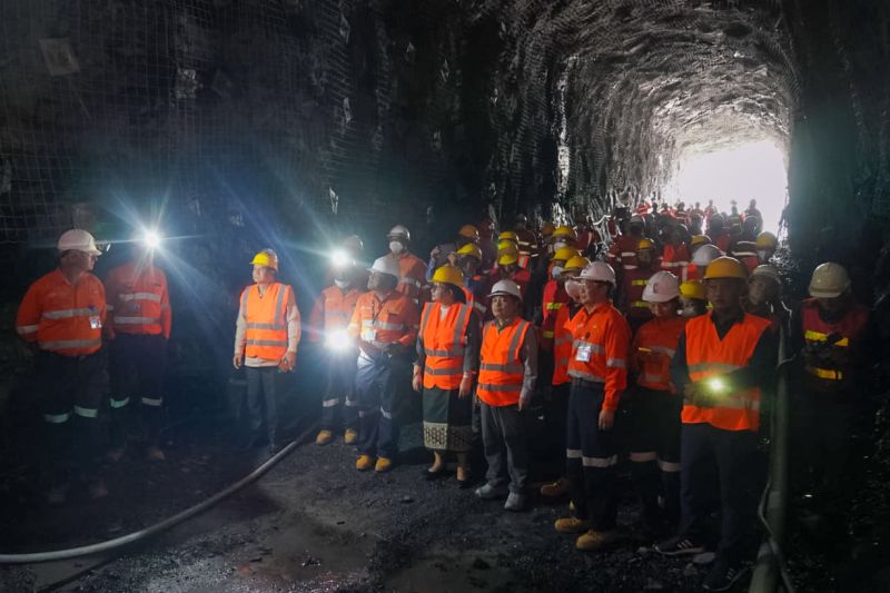 im_mining's tweet photo. Lane Xang Minerals (#LXML) #Sepon opens the #DiscoveryDeeps #underground #gold mine in #LaoPDR together with community &amp; government stakeholders. The decline will be >1.8 km long &amp; 5 m by 5 m to accommodate modern underground excavation &amp; drilling machines https://t.co/m4DUSabshw https://t.co/wdFXP8FGEG