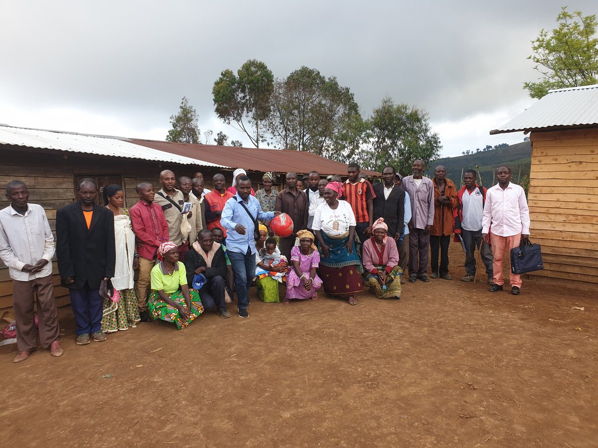 PascalMarhegan9's tweet photo. La #mobilisation, la #sensibilisation et la #conscientisation de la #population face aux #problèmes #socioéconomiques de notre #entité, c'est l'#objectif #primordial de la synergie des associations et clubs des amis de #RenéKAHUKULA, #SCAR #KABARE. https://t.co/jP9r241OQ2