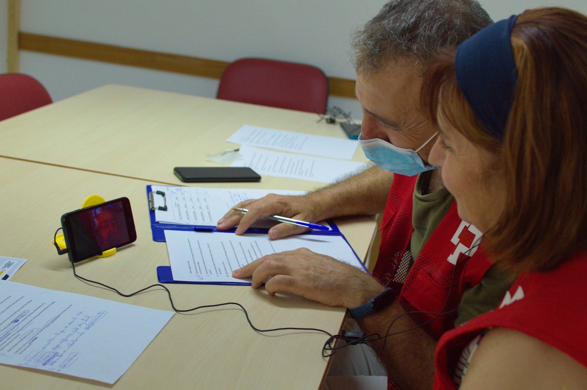 CruzRojaCordoba's tweet photo. Mostrando la utilidad social que las nuevas tecnologías pueden tener para combatir la #soledad. Así, con la vídeo llamada 📱 como protagonista, hemos celebrado hoy en nuestro centro para #personasmayores el #diamundialdeinternet. https://t.co/WGtZMGFPL4