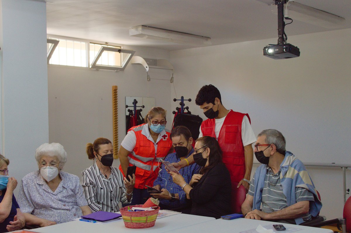 CruzRojaCordoba's tweet photo. Mostrando la utilidad social que las nuevas tecnologías pueden tener para combatir la #soledad. Así, con la vídeo llamada 📱 como protagonista, hemos celebrado hoy en nuestro centro para #personasmayores el #diamundialdeinternet. https://t.co/WGtZMGFPL4