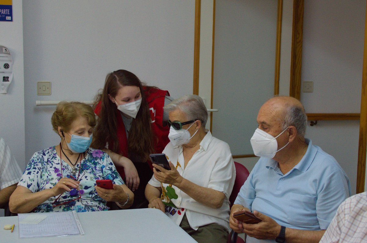 CruzRojaCordoba's tweet photo. Mostrando la utilidad social que las nuevas tecnologías pueden tener para combatir la #soledad. Así, con la vídeo llamada 📱 como protagonista, hemos celebrado hoy en nuestro centro para #personasmayores el #diamundialdeinternet. https://t.co/WGtZMGFPL4
