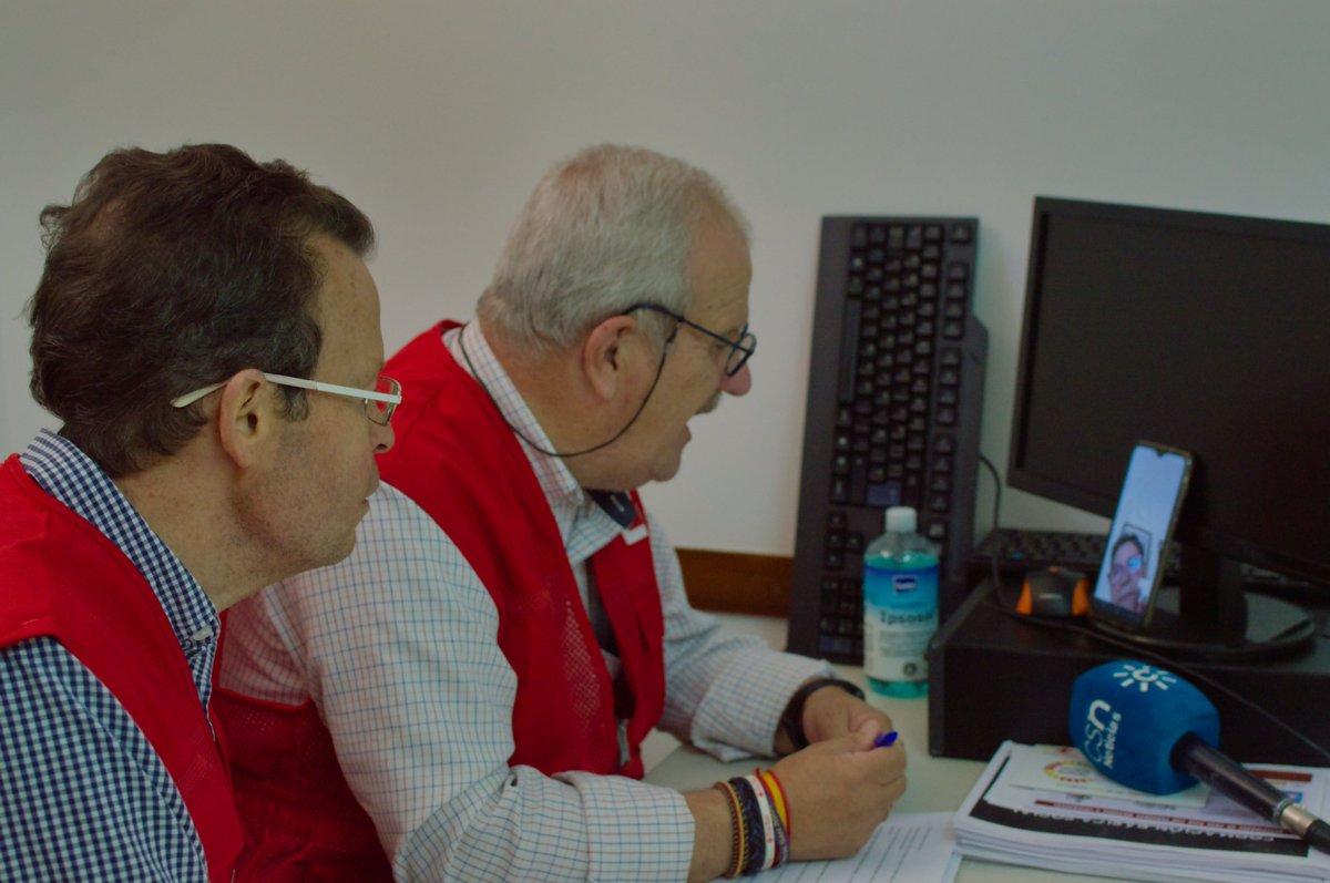 CruzRojaCordoba's tweet photo. Mostrando la utilidad social que las nuevas tecnologías pueden tener para combatir la #soledad. Así, con la vídeo llamada 📱 como protagonista, hemos celebrado hoy en nuestro centro para #personasmayores el #diamundialdeinternet. https://t.co/WGtZMGFPL4