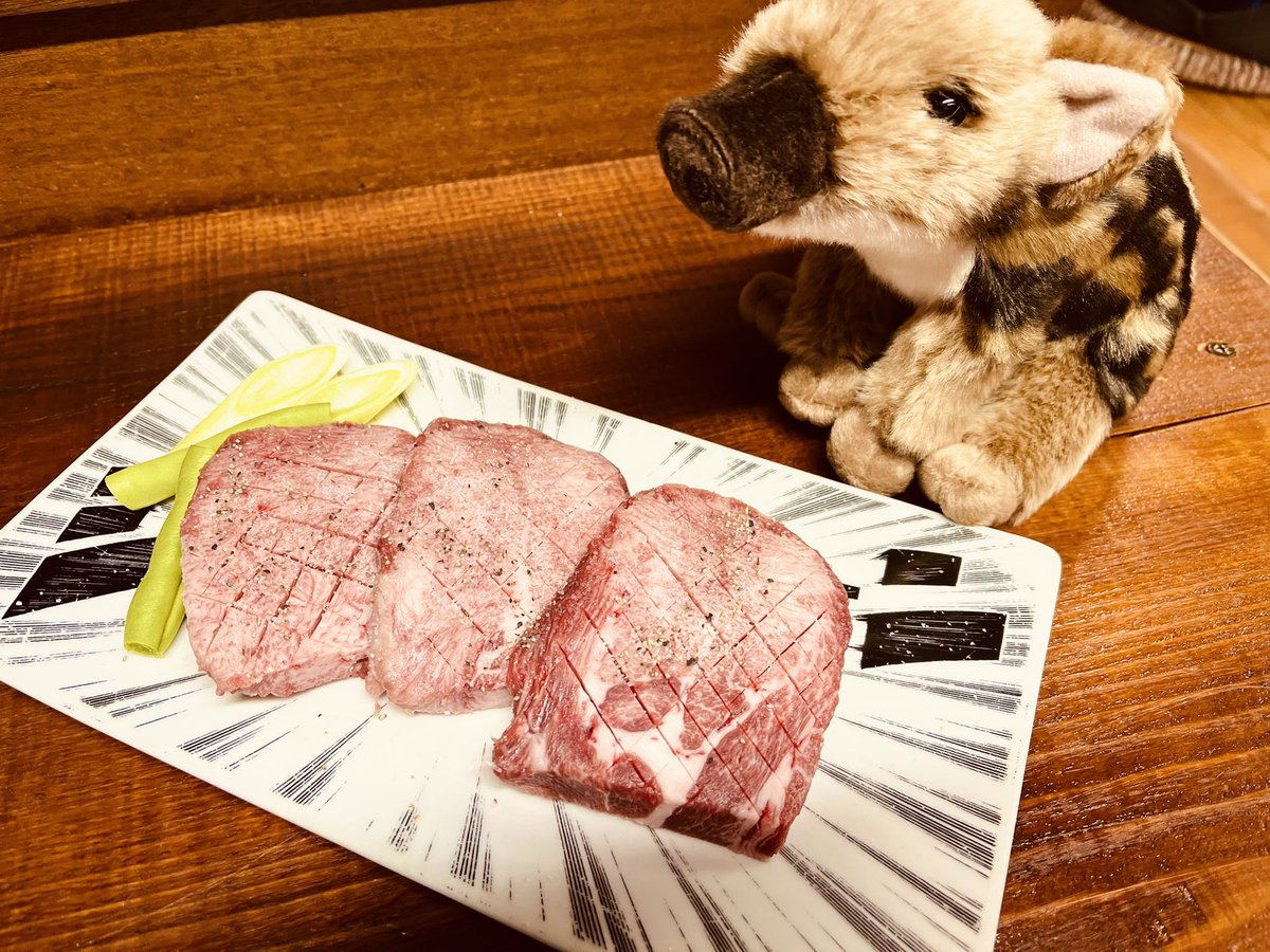 matagi_gibier's tweet photo. 牛タン「ドォォーーーーン‼️」
分厚く切って焼くことも可能です🍺🎉😋 ✨

#焼肉 #伊勢宮 #新天地 #叉鬼の焼肉���場 #奥出雲 #お酒  #島根 #松江 #松江焼肉 https://t.co/EsDeh1UdNC