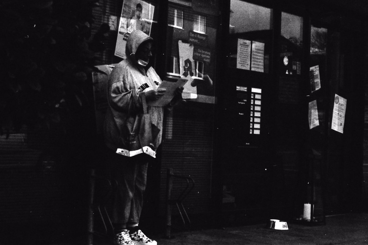 „wait &amp; read“

Leica M2 
Voigtländer 50mm f1.5
Kodak TX-400

#fineartphotography #leica #leicaphotography #35mmfilm #bnw #blackandwhitephotography #blackandwhite #filmphotography #monochrome #street #streetphotography #citylife #documentary