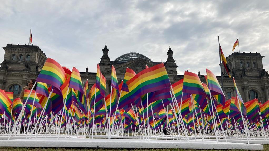 artikeleins's tweet photo. Das #Grundgesetz ist für alle da! 

Deshalb unterstützen wir die Initiative #GrundgesetzFürAlle mit der Forderung, den #Artikel3 zum Schutz der sexuellen sowie geschlechtlichen Identität zu ergänzen. #IDAHOBIT2022 https://t.co/2bO2FtWVNg