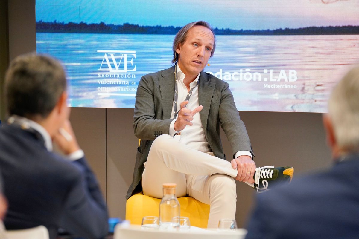 En un sector en el que desde la invención del contenedor se ha innovado muy poco, en <a href="/tiba/">TIBA</a> <a href="/javier_romeu/">Javi Romeu ⚓</a> innova…

-con procesos internos multidepartamentales
-sacando I+D fuera de la empresa y agrupándola en el holding
-con innovación abierta

#EmpresaFamiliar #AVEmpresarios