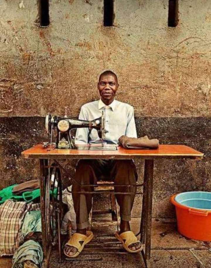 bonjeroby's tweet image. This man was sewing UCL jerseys 4 a certain big English club but has suddenly been told to stop🙈🙈🤣🤣