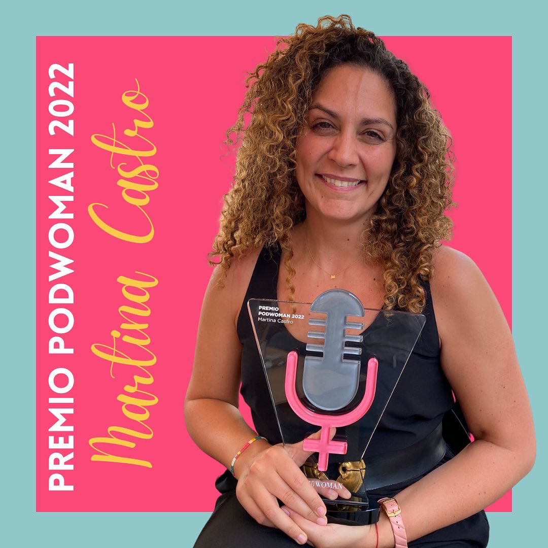 ekosmedia's tweet photo. 💜 ¡La semana pasada pudimos entregar, esta vez en persona, el Premio #PodWoman 2022 a @martinacastro, fundadora de @AdondeMedia!
En nuestro canal de YouTube puedes encontrar esta entrega del premio y la masterclass que nos ofreció Martina Castro ➡️ https://t.co/sUVOBFvW0W https://t.co/r9xmyakOoI