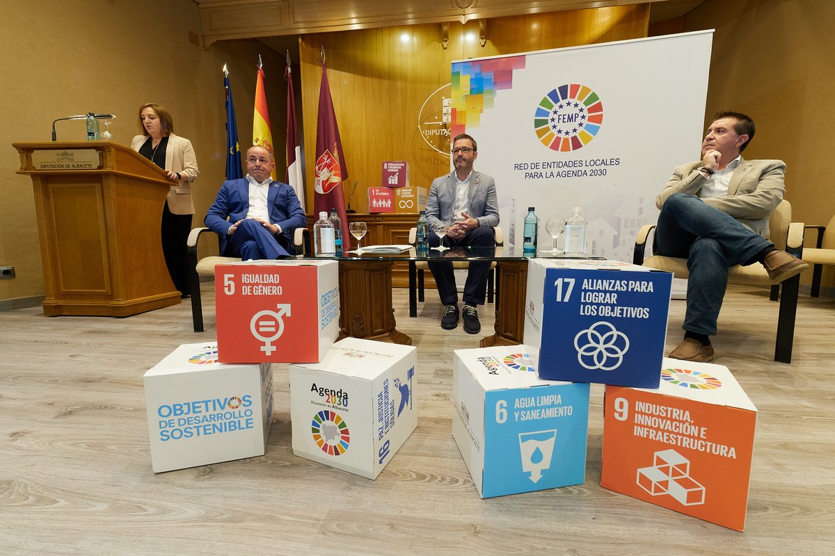 fempcomunica's tweet photo. 🗨️Jornadas #GobiernosLocales e implementación de la #Agenda2030
🗣️ @Hila: "La @redagenda2030 #FEMP es una muestra del #CompromisoLocal"
🗣️@SantiCenizate: "80% de #Metas2030 apelan a la #AcciónLocal"
🗣️@Emiliosaezcruz: "Los ODS no son una opción”
📰: https://t.co/TjizWbp2Y7 https://t.co/uHN8wsDhfK