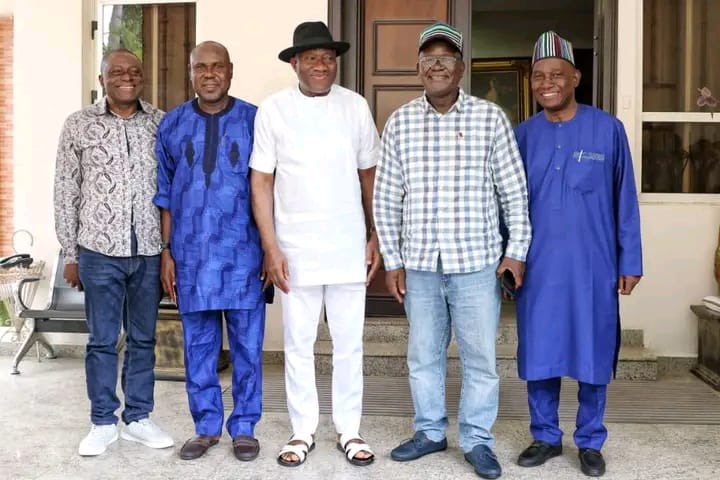 BemOrtese's tweet photo. In a bid to strengthen the PDP family ahead of the 2023 general elections, Governor Samuel Ortom of Benue State on Tuesday, May 17th, 2022 visited former President Goodluck Ebele Jonathan at his sprawling Maitama residence in Abuja. #BreakingNews #arisetv #oweri #Bestie https://t.co/eo1JkhJoBn