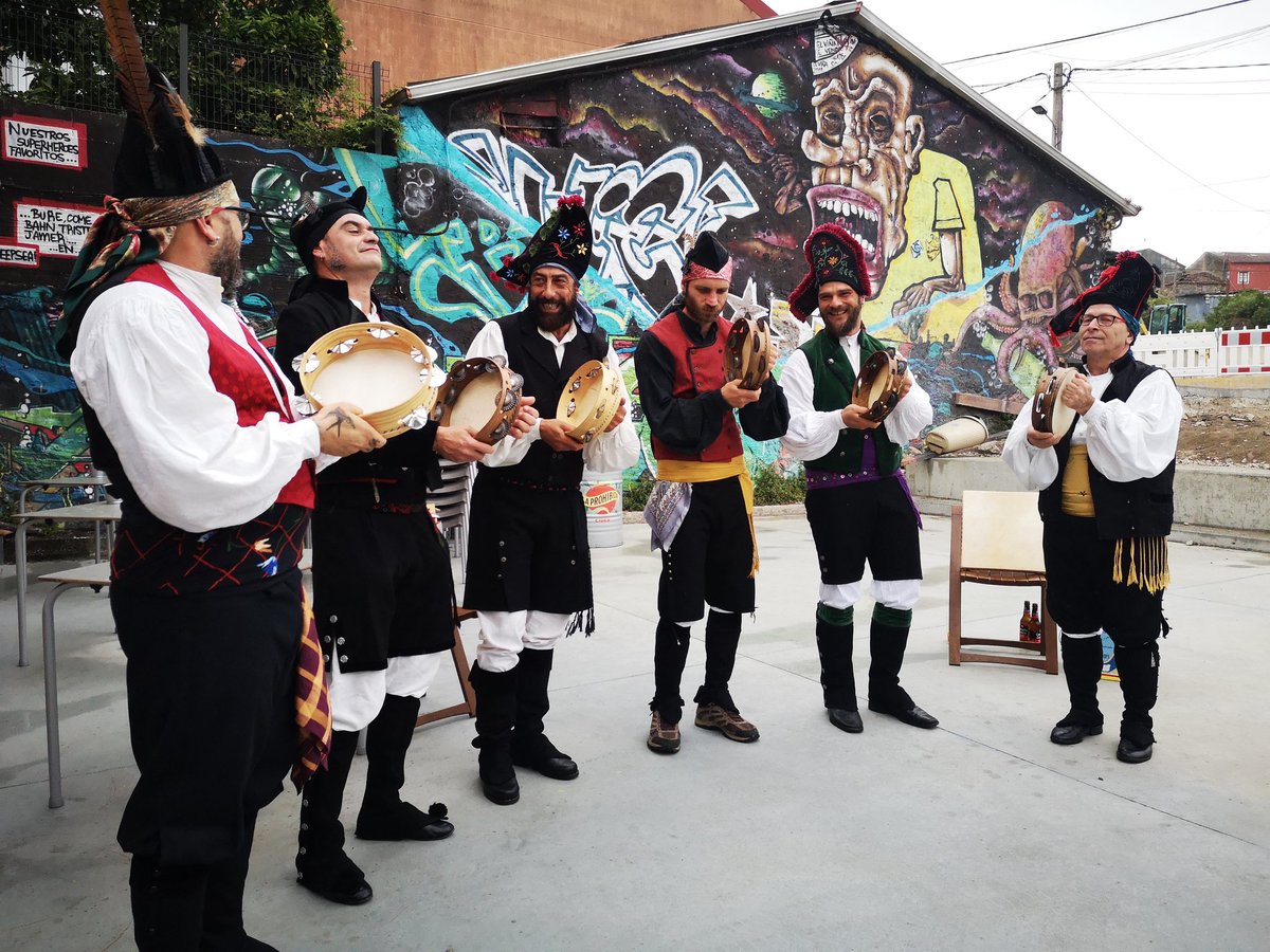 marvaamonde's tweet photo. Agora mesmo en San Vicenzo de Elviña, os #Maghúa en pleno explendor!!!

Aínda chegades para a festa!!

#Coruña
#LetrasGalegas2022 https://t.co/xZcuVcJlDy